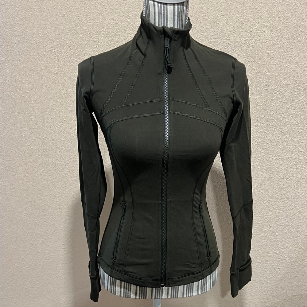 LULULEMON Olive green Define jacket. Size 4. EUC